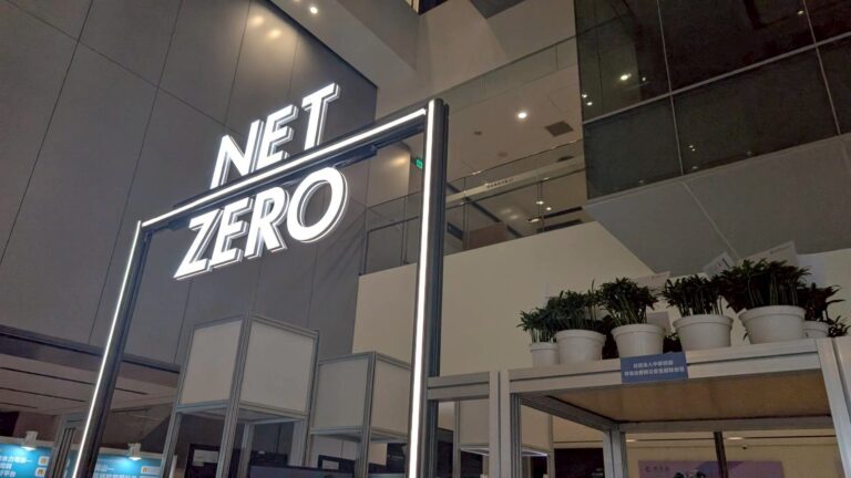 1 月 21 日於國家科學及技術委員會支持推動的「公民社會的淨零沙盒實驗」成果交流會,以台灣回收鋁材開發之循環展架於五大淨零聚落展區首度亮相。(三人恆好提供)