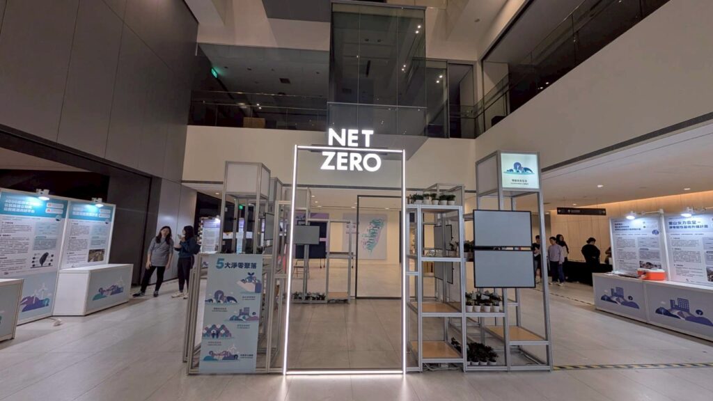 取代傳統展架需層層複合材質做燈條組裝，循環展架以連接件達成即時施工及重複再利用的雙重好處。(三人恆好提供)