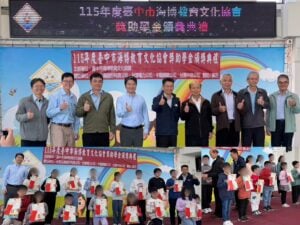 海博協會理事長邱國維（左4）、榮譽理事長林聰海（右4）、龍海國小校長羅睿騰（左5）感謝企業長期支持教育，並與獲獎學生合影留念，肯定孩子在學習歷程中的努力與表現。（圖／海博教育文化協會提供）