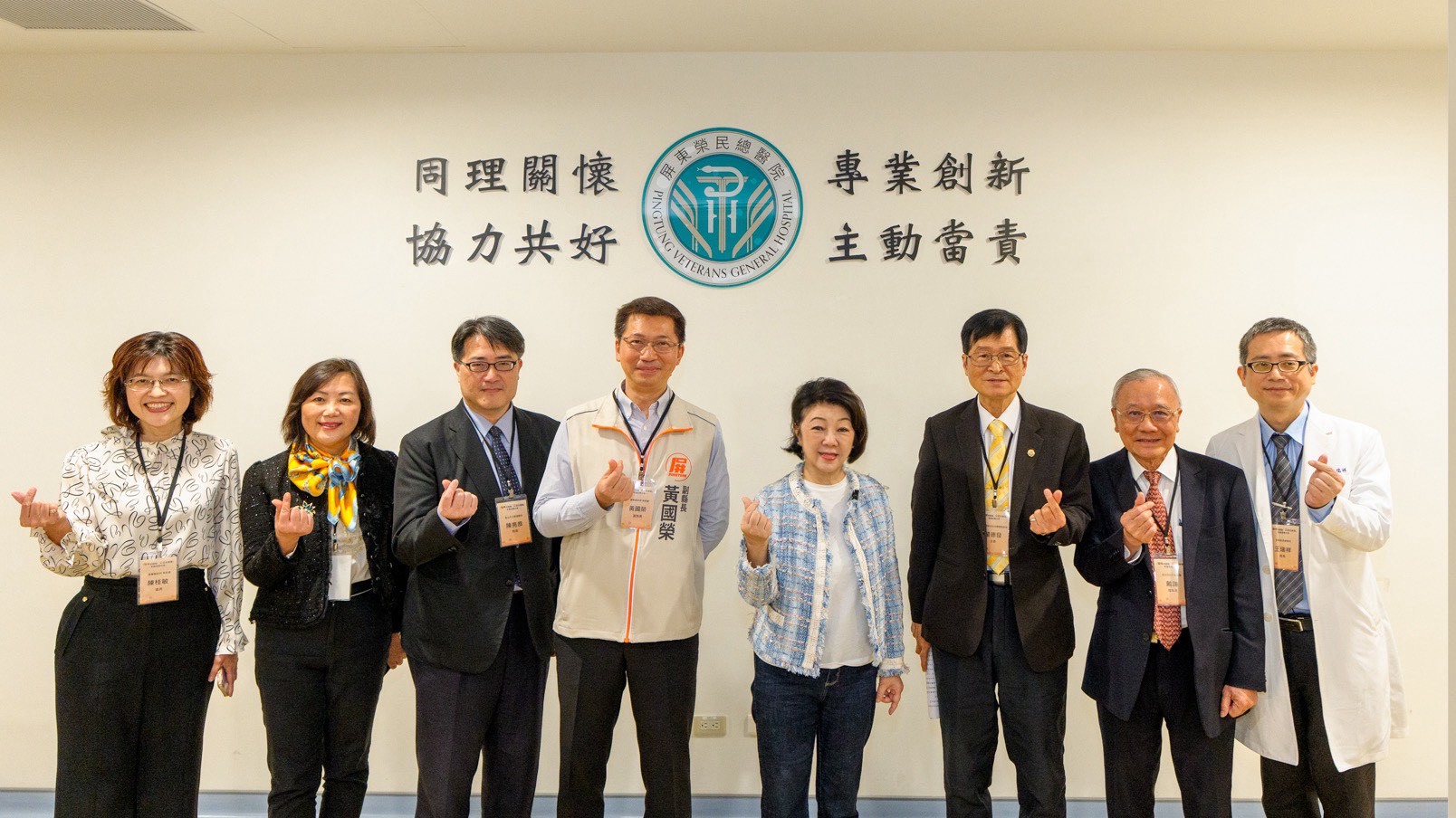 圖/屏東縣黃國榮副縣長(中左)以及退輔會嚴德發主任委員 (中右)分別代表地方以及中央政府參與今天的公益分享。(台積電慈善基金會 提供)