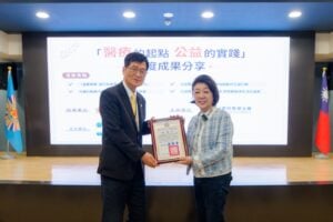 圖/行政院退輔會嚴德發主任委員(左)代表長期擁有台積電志工陪伴的榮民長輩感謝台積電慈善基金會張淑芬董事長(右)以及基金會夥伴。(台積電金會慈善基金會 提供)