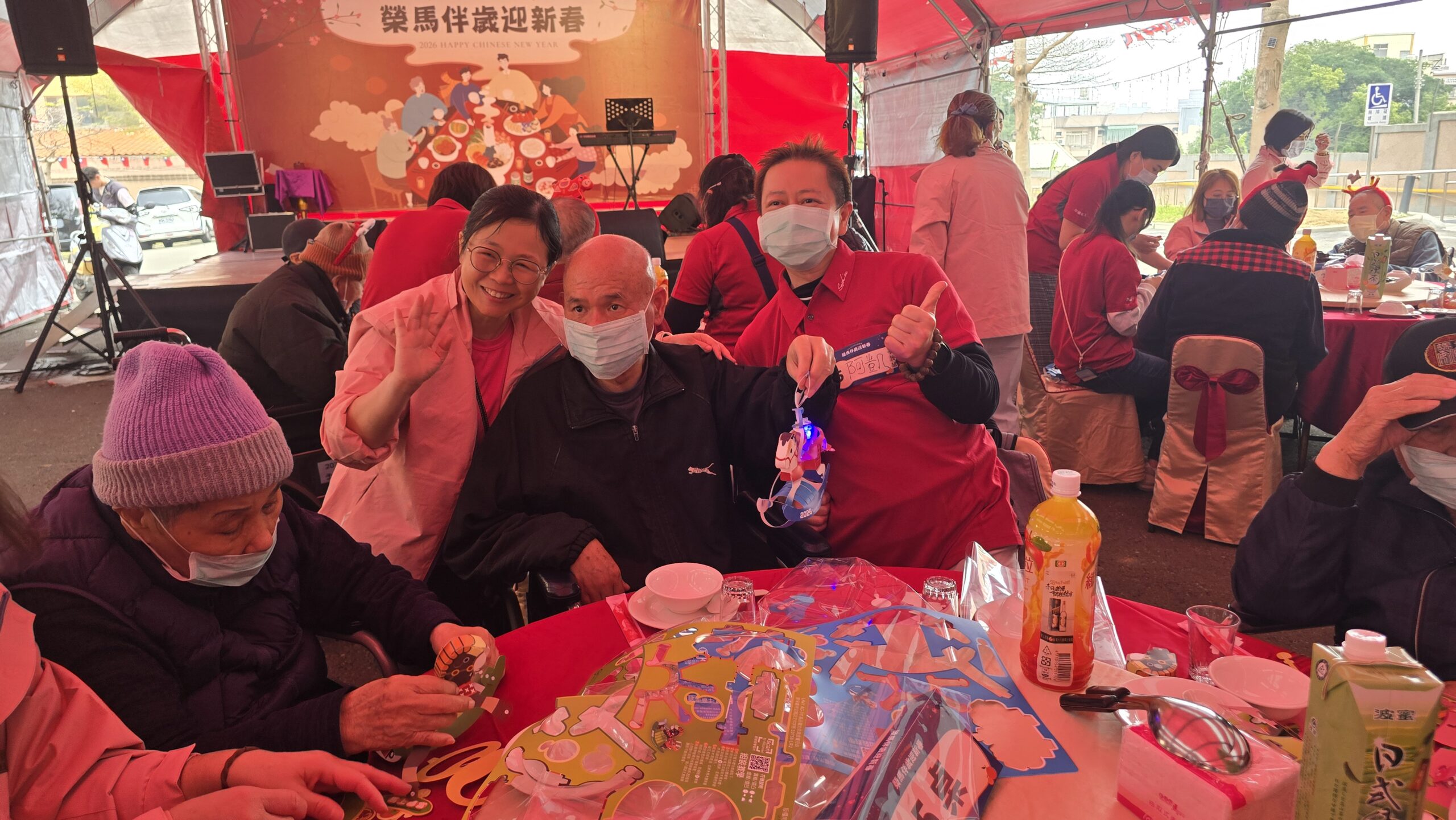 圖/榮民伯伯和志工很高興分享手做馬年燈籠。(台積電慈善基金會 提供)