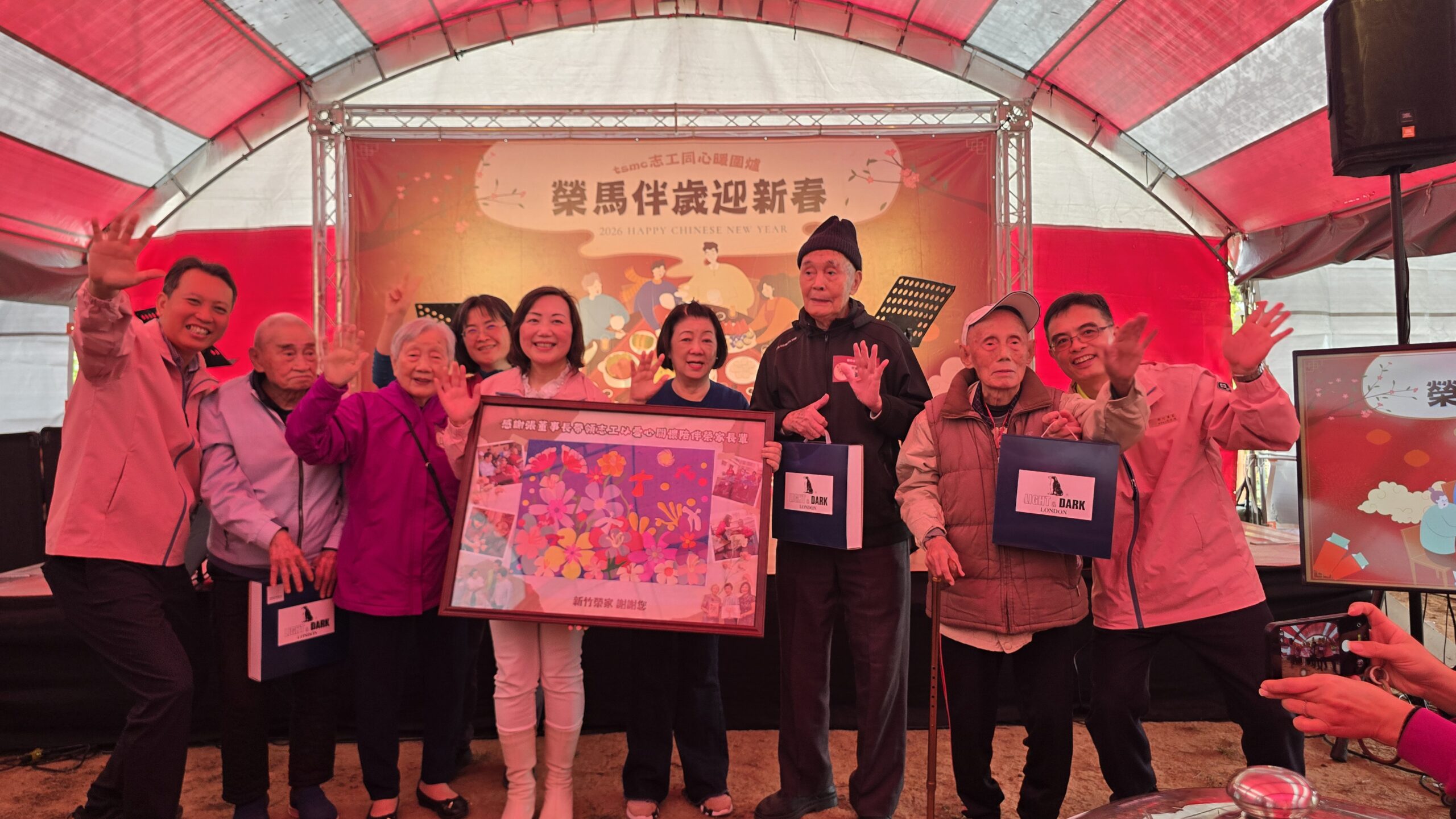 圖/四位新竹榮民之家的百歲長輩將榮民們共同創作的貼畫送給張淑芬董事長。(台積電慈善基金會 提供)