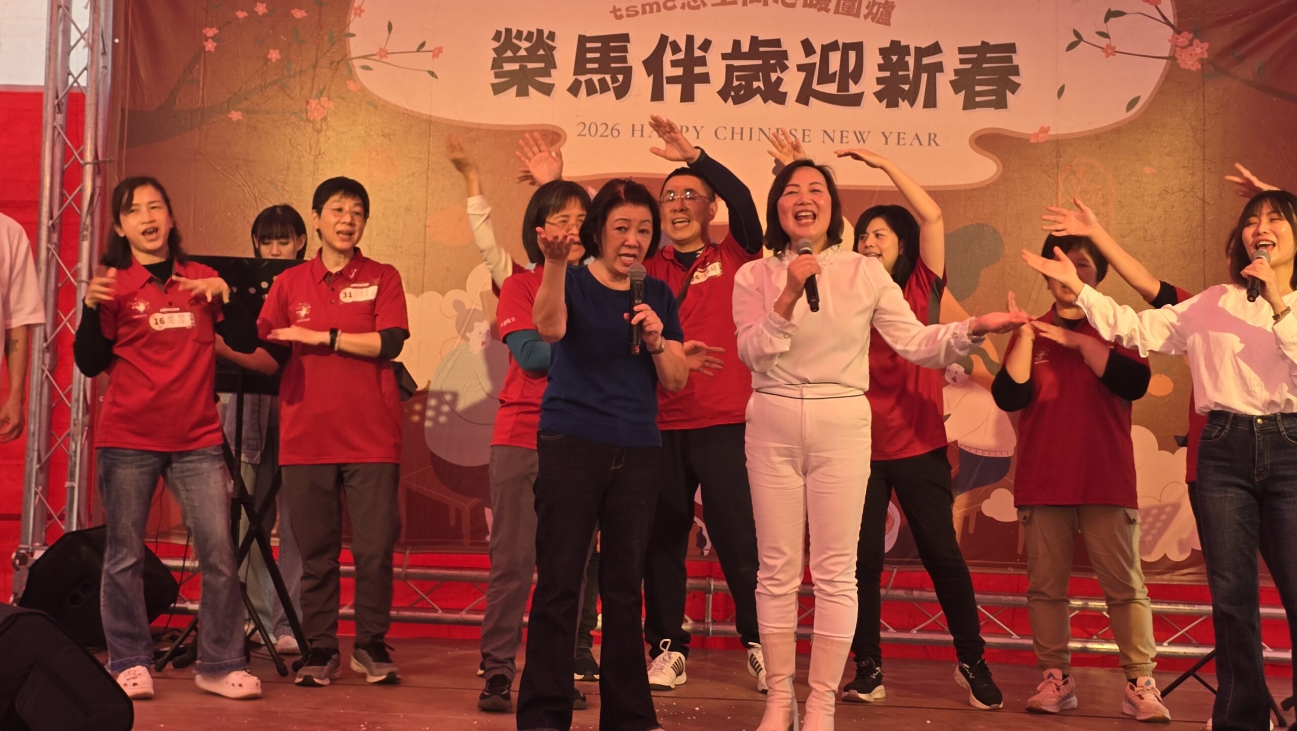 圖/張淑芬董事長和志工合唱「感恩的心」。(台積電慈善基金會 提供)