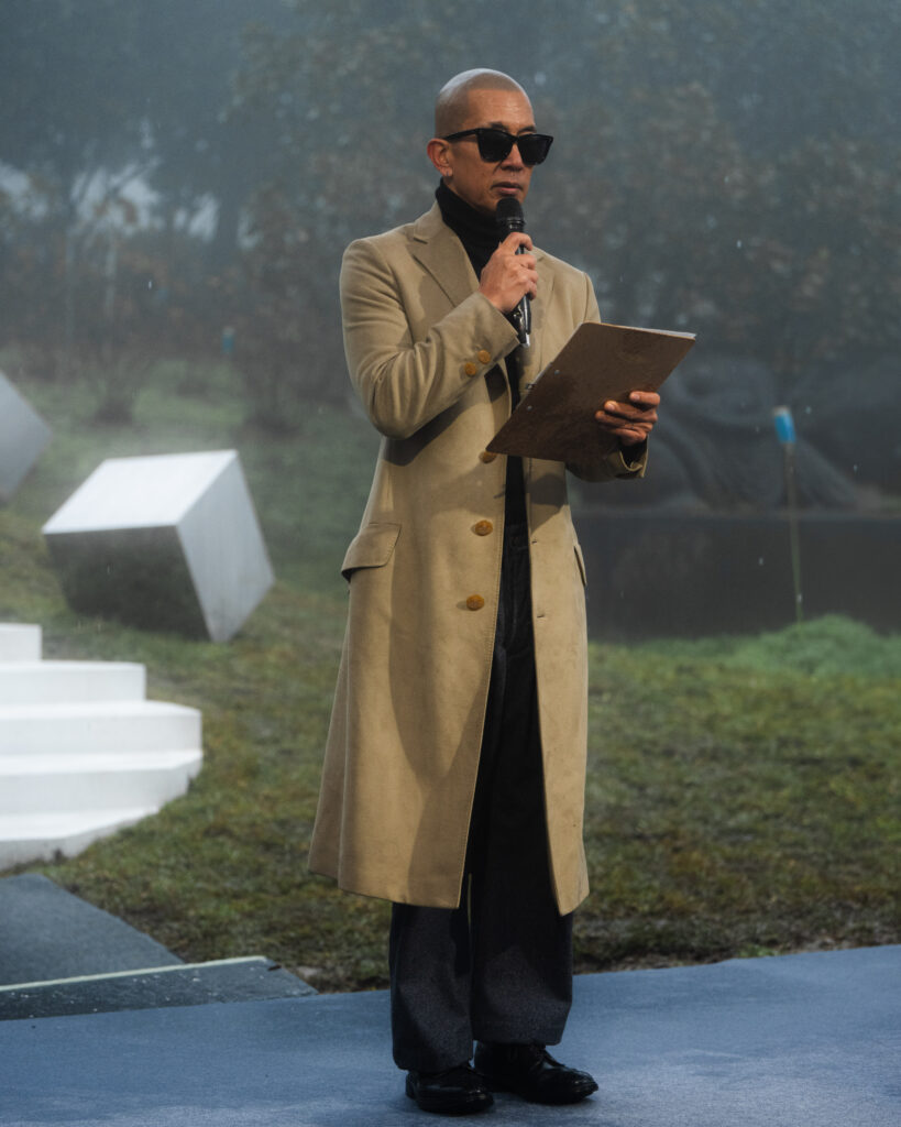 具俊曄身上穿的駝色大衣，是大S在27年前送的禮物。（圖／經紀公司提供）