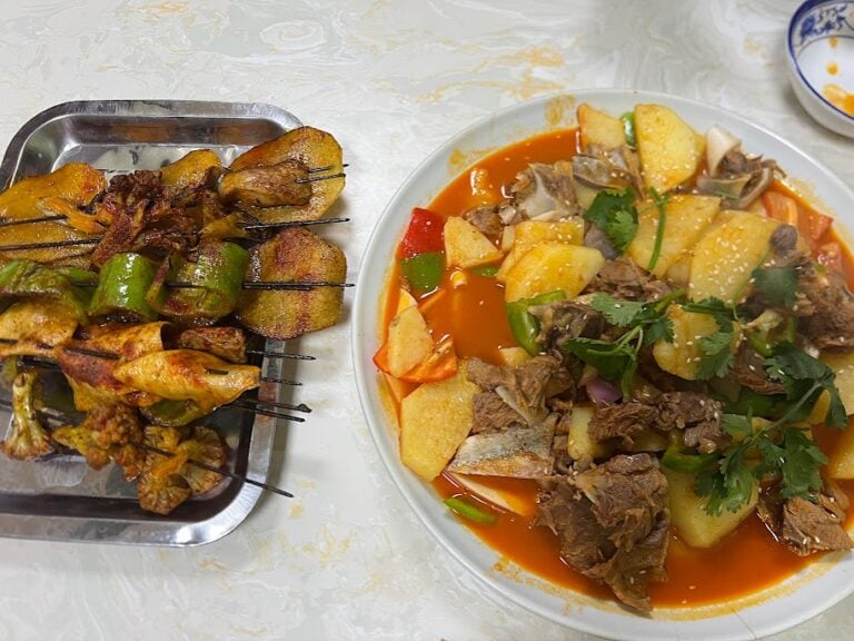 炕鍋羊肉跟烤串。