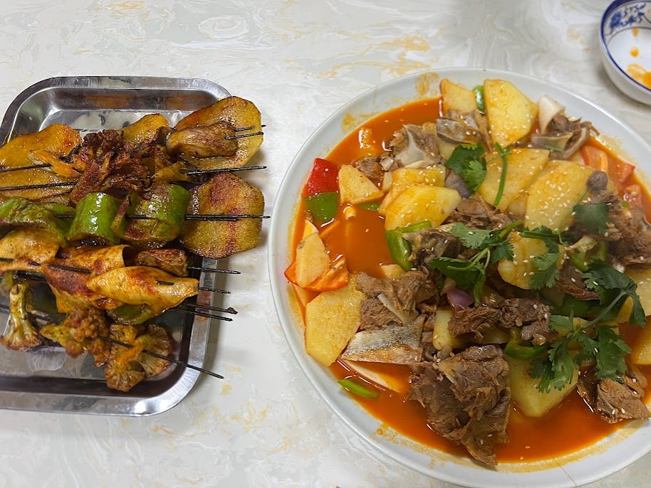 炕鍋羊肉跟烤串。