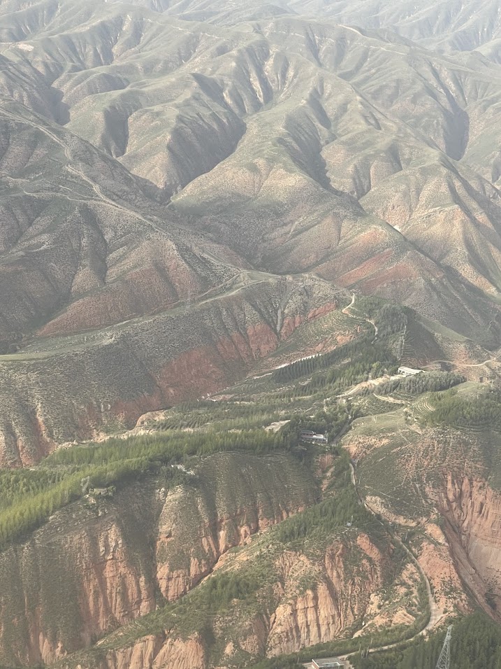 飛機西寧落地前的山景,說明西寧本身就是沿河而築的山城。