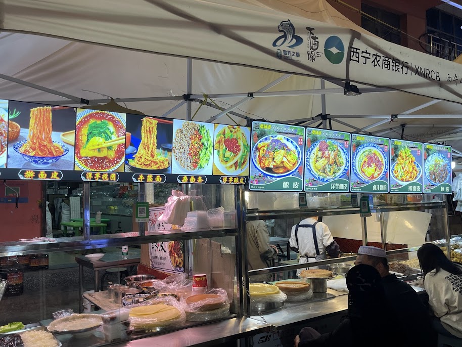 下南關的夜市,西寧小吃以麵食與燒烤居多。