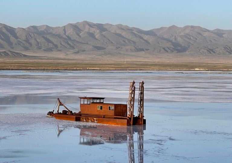 湖中遺蹟:廢棄船隻在平靜湖面上的孤寂美感。