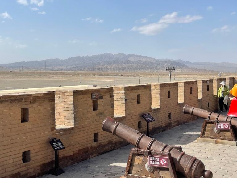 嘉峪關外的塞外風光。