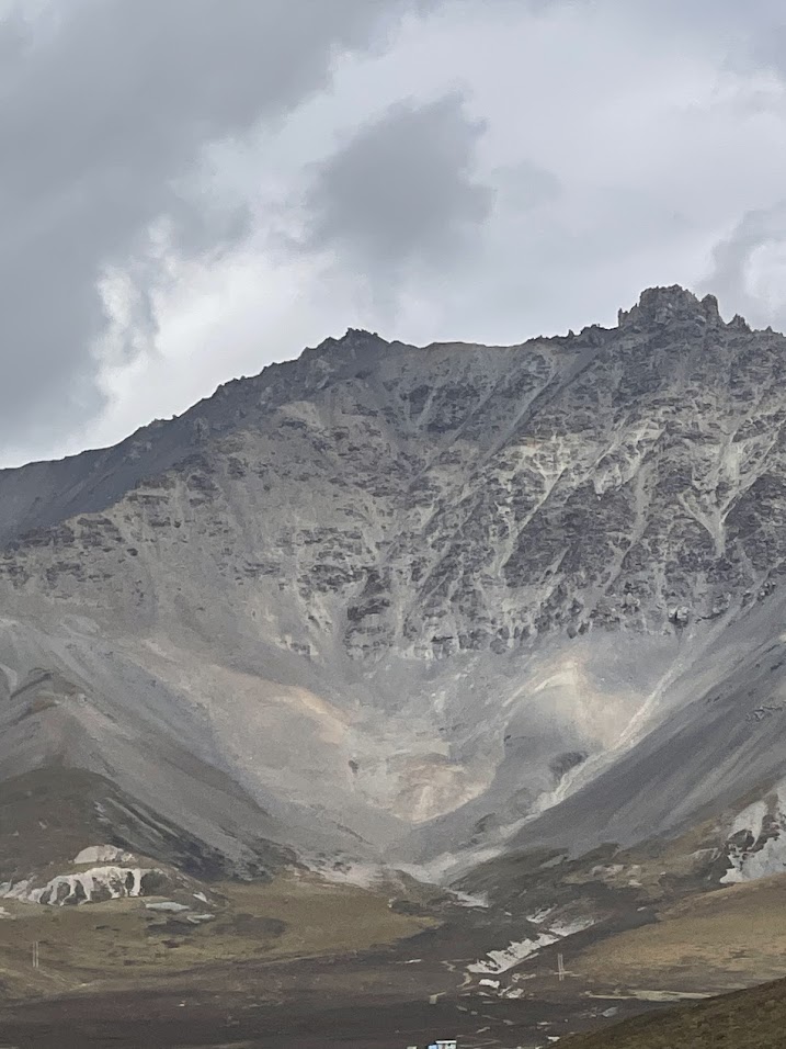 西寧郊區的山仍然美麗萬分。