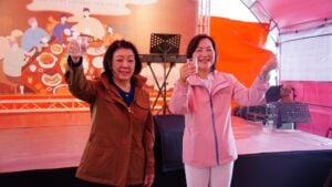 圖/張淑芬董事長(左)和新竹榮民之家白恩惠主任(右)與榮民長輩們相約，台積志工要長期陪伴。(台積電慈善基金會 提供)