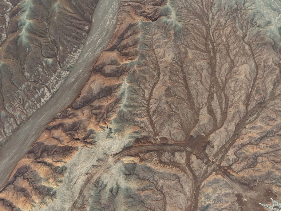 幾千公頃的戈壁竟然如同一幅水彩畫。