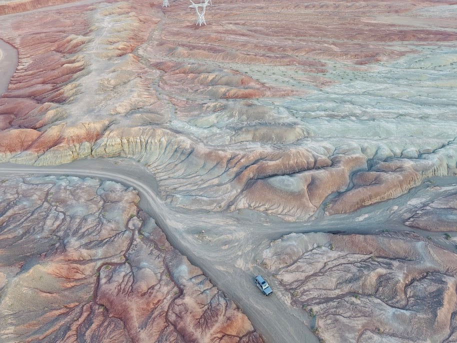 大地的廣闊,把車子變成小小火柴盒。