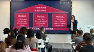 在輔導家族企業傳承時，我經常強調：接班不是只交接股權與職位，而是同時處理「財富、企業與文化」三條主線。唯有提前啟動接班梯隊培養，將傳承從血緣轉向能力，家族企業才能真正跨越世代，走得更遠。（圖／黃至堯博士）