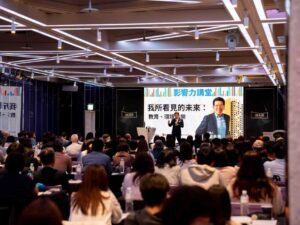 公益平台文化基金會董事長嚴長壽以「我所看見的未來：教育與環境共榮」為題發表專題演講，吸引200多位關心教育議題的民眾與主講人粉絲到場參與。（圖／晨悅健檢）