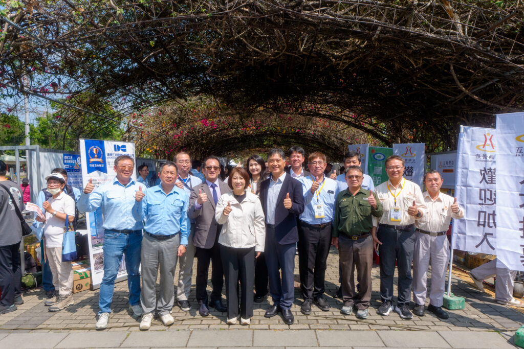 圖/響應屏東縣周春米縣長(中)地方徵才，台積電資材管理組織郭坤臟副處長(中右)到場與台積電優良營建供應商同台帶動技術人才召募。(台積電慈善基金會 提供)