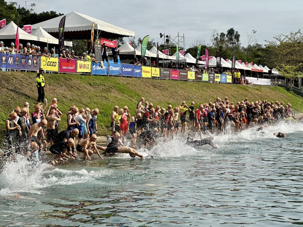 面對無邊際的開放水域，選手容易失去方向感，陷入游歪、消耗過多體力的情況。（圖片來源：SAEKO Taiwan 粉絲頁）