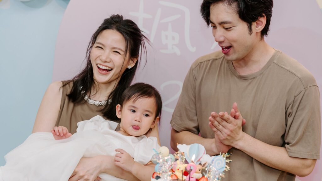 蘿莉塔因別人一句「先生會顧小孩很棒」而傻眼。（圖片來源：臉書 綜藝媽咪 蘿莉塔）