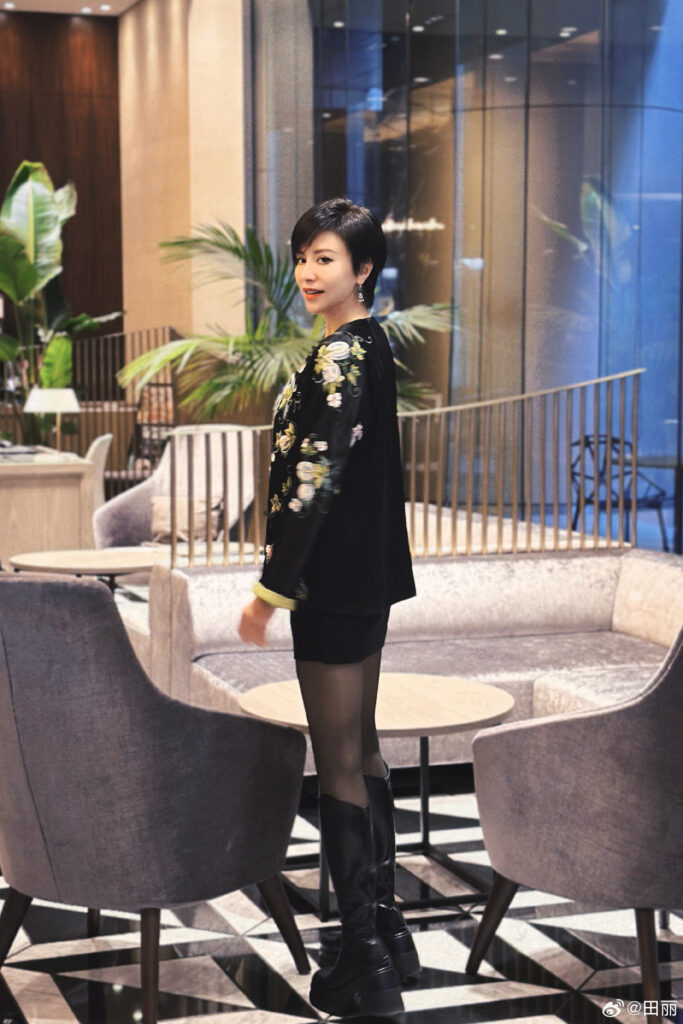 田麗留著一頭俏麗短髮。（圖片來源：微博 田麗）