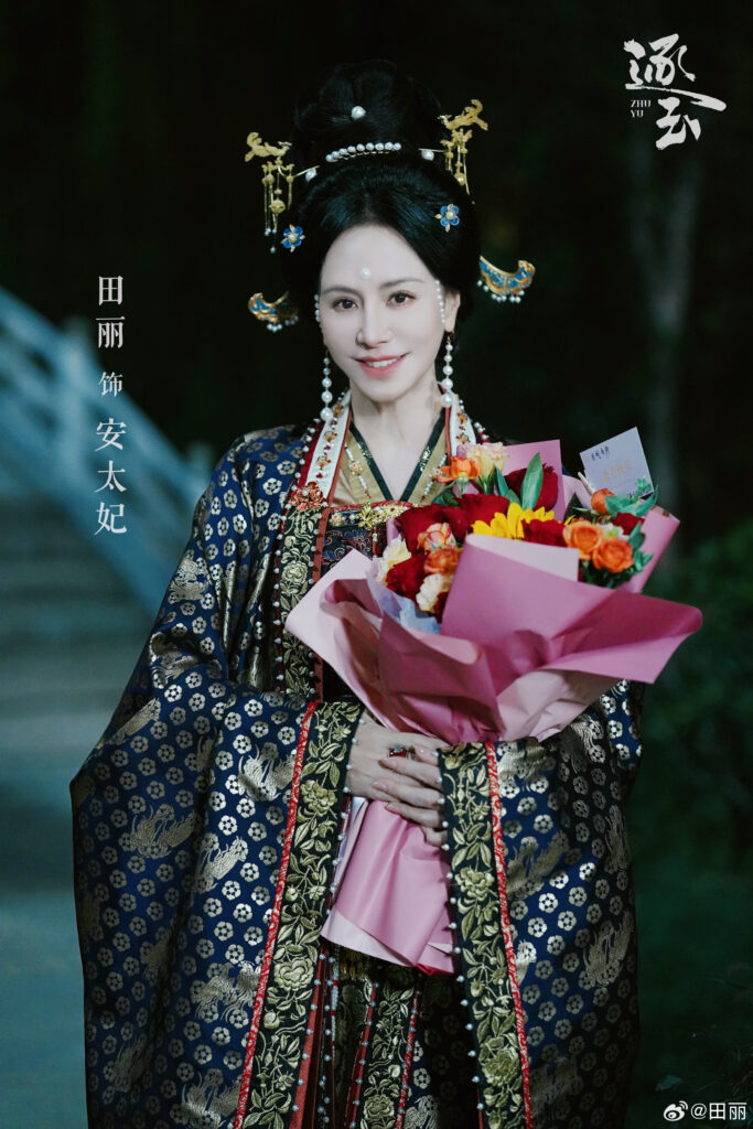 田麗在《逐月》飾演安太妃，美貌吸睛。（圖片來源：微博 田麗）