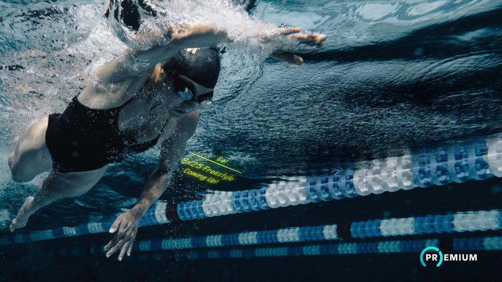 智能泳鏡像是裝上 AR 儀表板，能將體感化為具體指標，讓選手克服恐懼、校準水中狀態。（圖片來源：SAEKO Taiwan 粉絲頁）