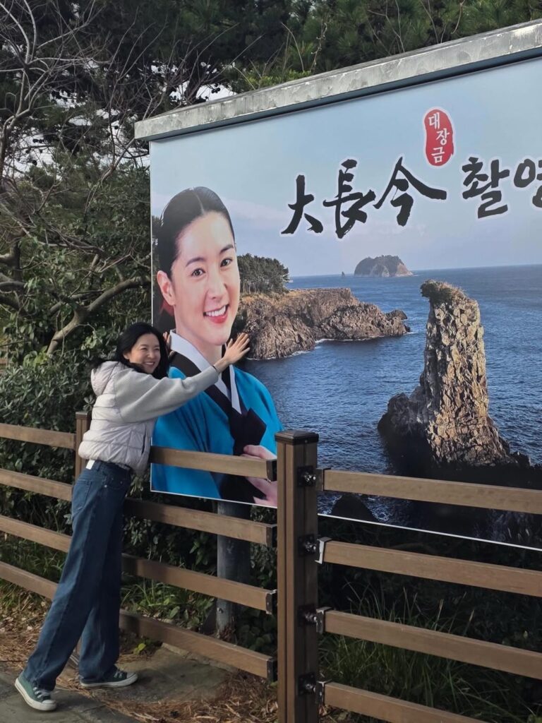 李英愛開心跟自己的看板合照。（圖片來源：IG leeyoungae0824）