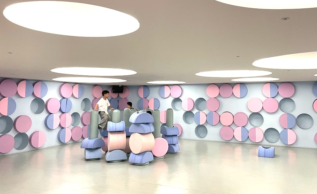 「點點光轉」以圓形泡泡貫穿主題美學的遊戲空間,適合大小朋友一同動動腦、動動手,進行巨大立體圈叉遊戲。(圖/李昭弘)