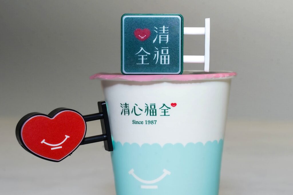 將門市招牌化為小巧發光磁鐵，不僅充滿品牌記憶，也成為飲料控喜愛的療癒收藏。（圖／清心福全）