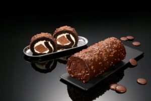 超人氣「厄瓜多爾脆皮黑巧克力生乳捲」即日起奢華回歸。（圖／亞尼克）