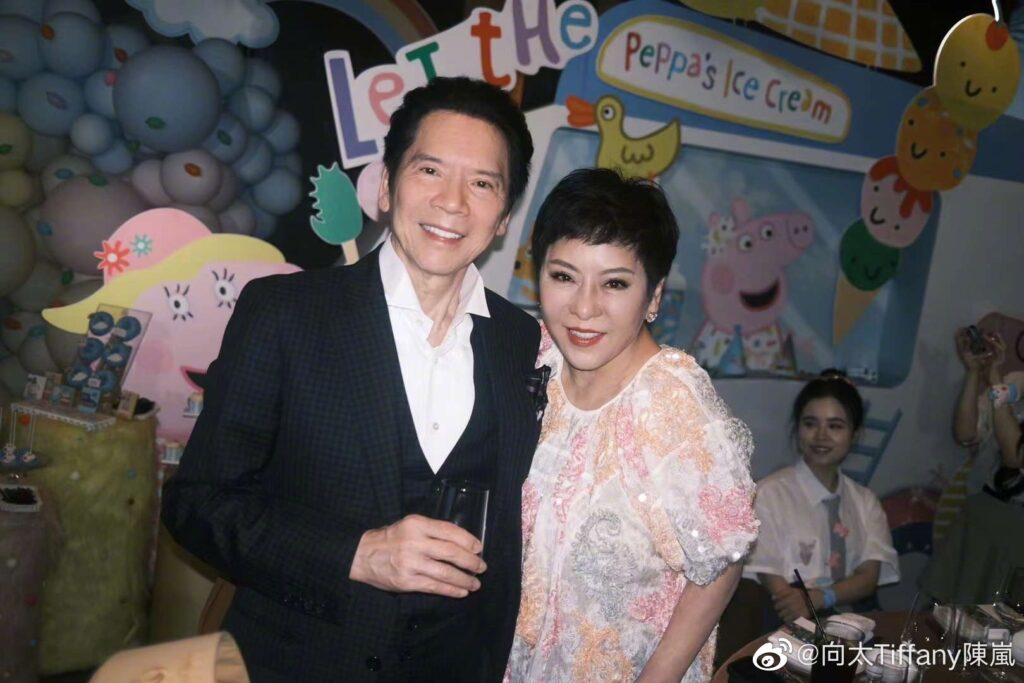 向華強自曝已和向太分房10幾年。（圖片來源：微博 向太Tiffany陳嵐）