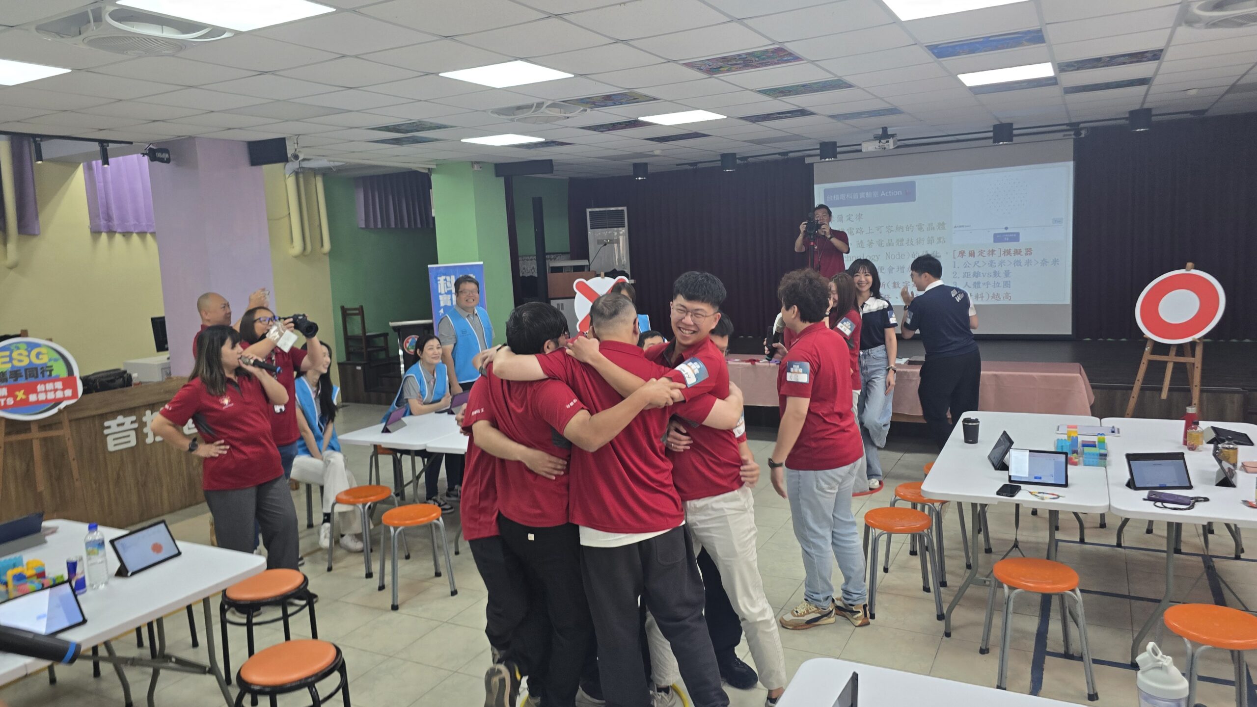 圖/台積電以及供應商志工一早抵達學校進行活動前的再一次推演以及分工。(台積電慈善基金會 提供)