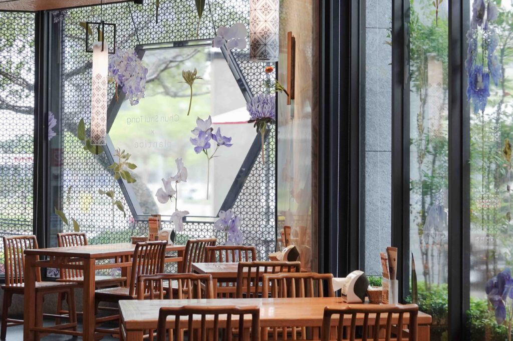 春水堂 x plantica聯名店裝，結合花藝設計打造期間限定空間。（圖／春水堂）