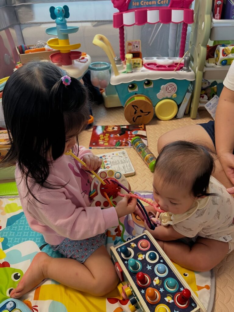 洪詩育有2歲大女兒和剛出生不久的小女兒。(圖片來源:FB 洪詩)