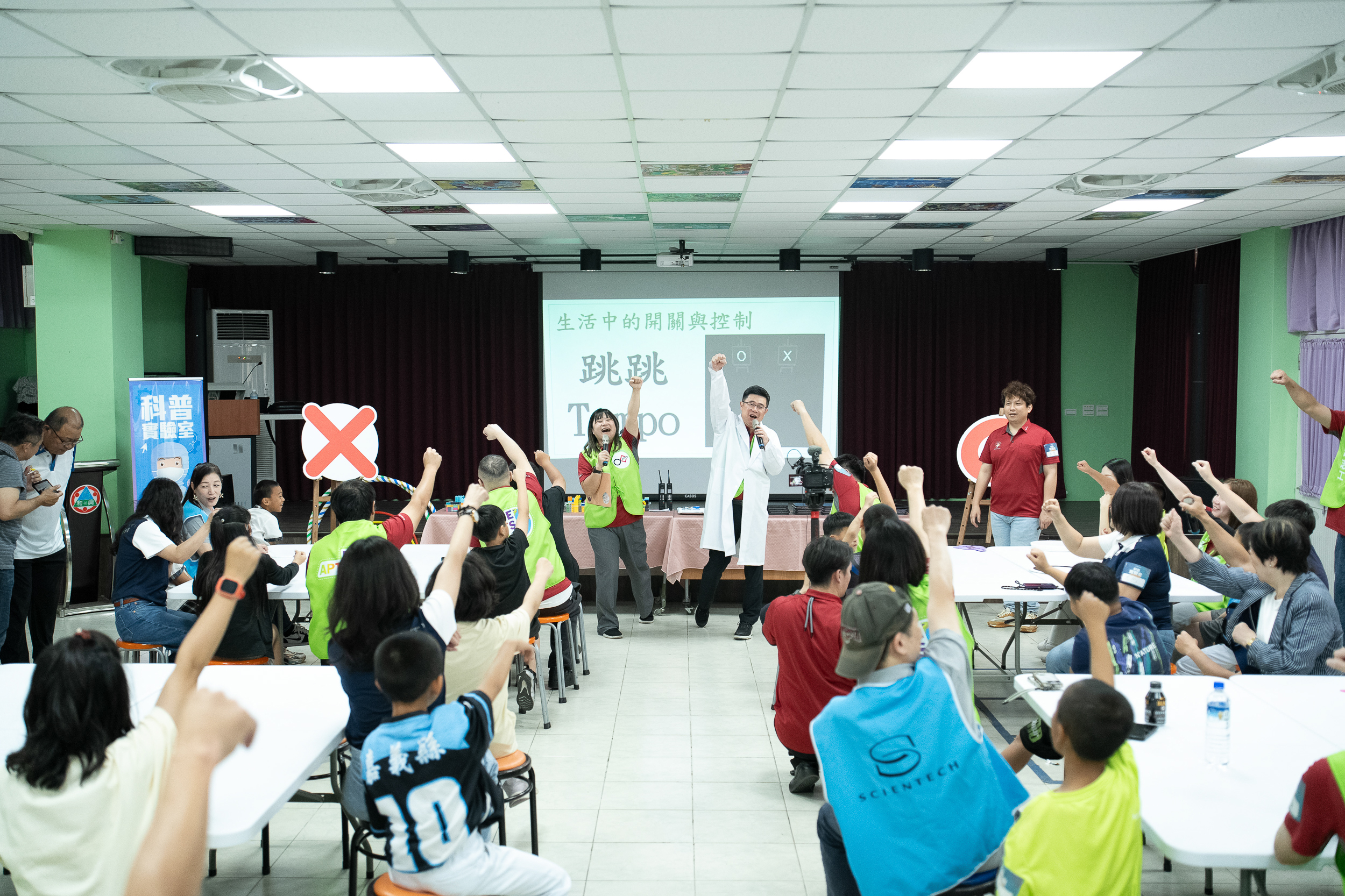 圖/透過積木模擬、邏輯遊戲與互動式教案,將半導體封裝流程轉化為小學生能理解的趣味學習體驗,為偏鄉學童帶來一場兼具啟發性與科技素養的科普課程。(台積電慈善基金會 提供)