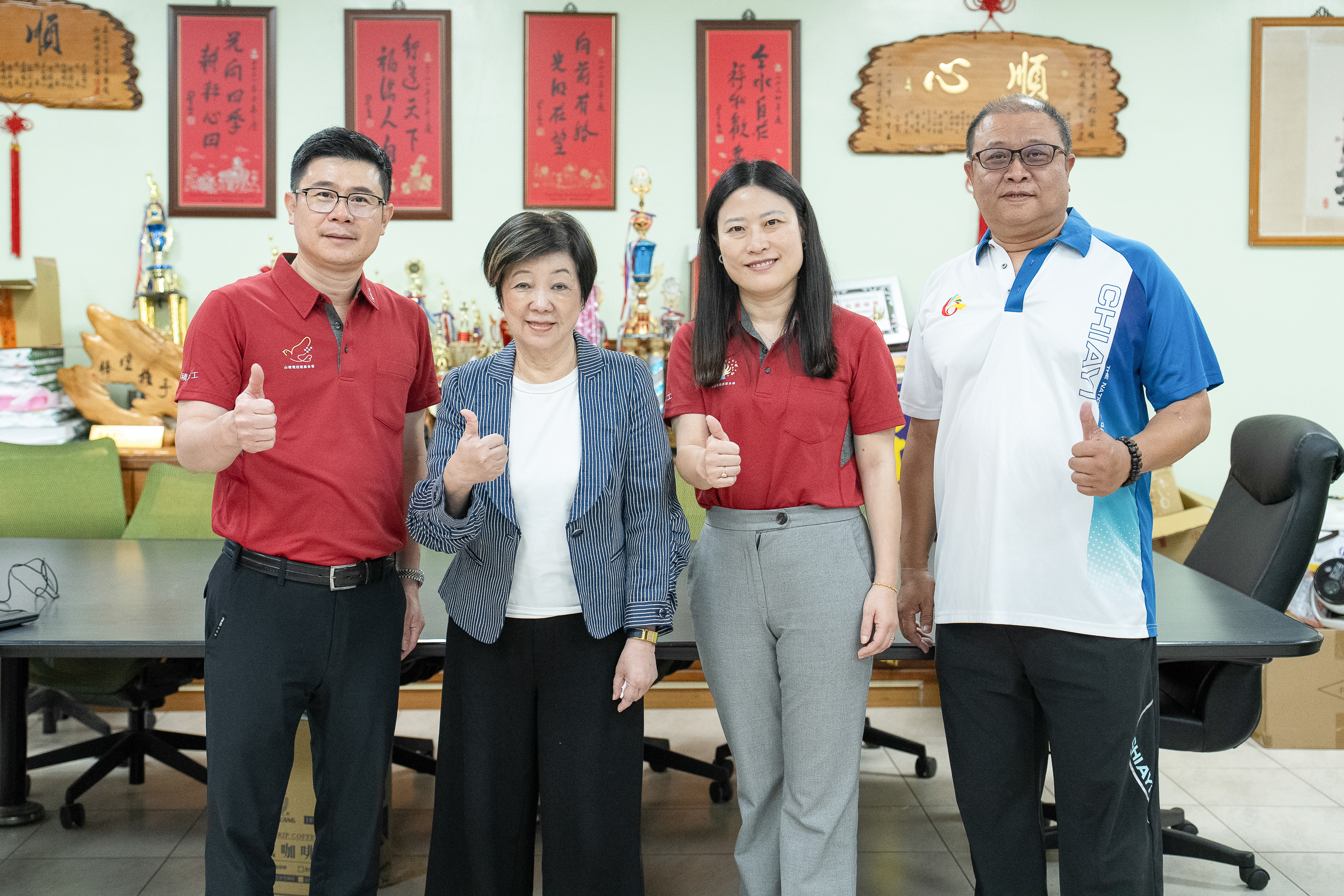 圖/嘉義和興國小周濟仁校長(圖右)特別感謝台積電在丹娜斯風災學校受損第一時間進入校園協助修復,更接著安排志工近日校園協助科普教育。(台積電慈善基金會 提供)