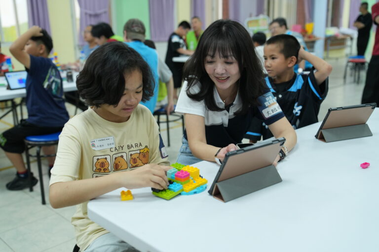 圖/化繁為簡的科普，把教育透過快樂成為學習方式。志工和孩子其樂融融。(台積電慈善基金會 提供)