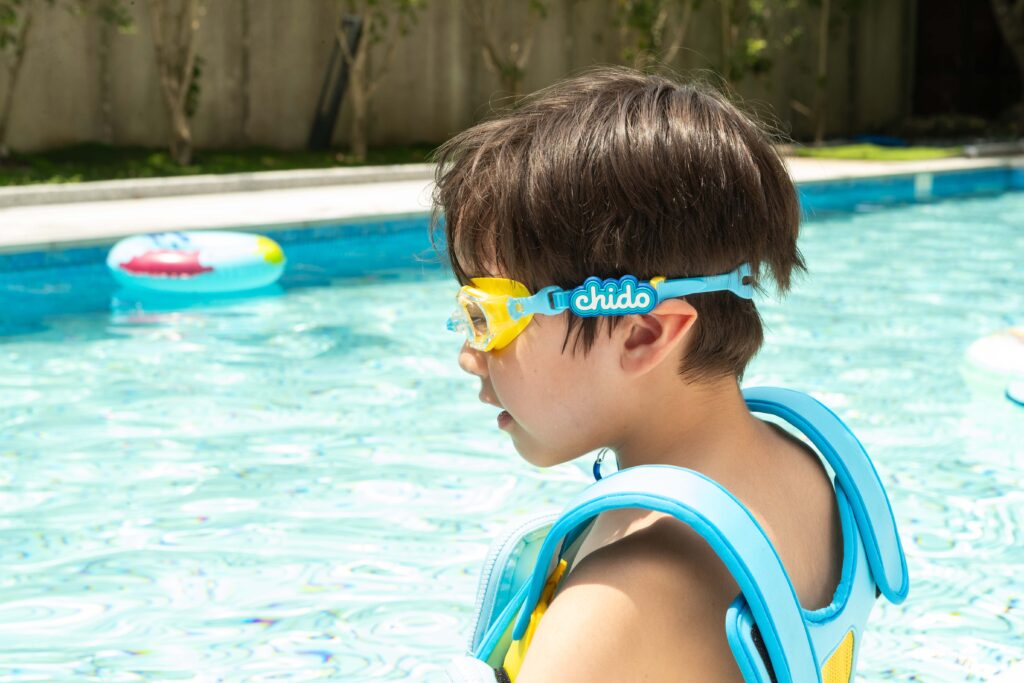 chido兒童泳鏡獨家的「專利快調頭帶」，讓爸媽可輕鬆協助孩子將泳鏡調整到最適狀態，用細節讓孩子從怕水到愛玩水。（圖片來源：chido ）