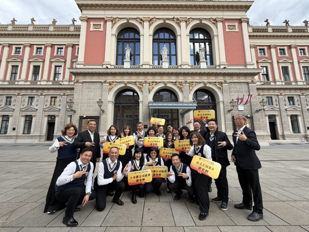 臺大EMBA校友於音樂廳前留影。（圖／臺大EMBA校友會提供）