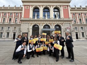 臺大EMBA校友於音樂廳前留影。（圖／臺大EMBA校友會提供）