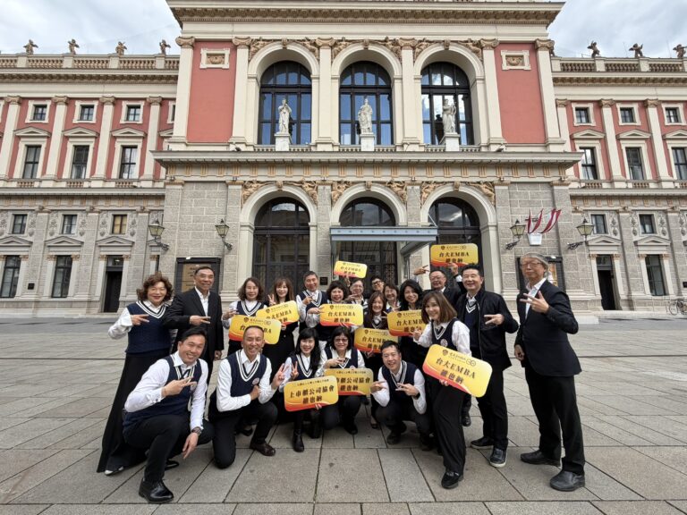 臺大EMBA校友於音樂廳前留影。（圖／臺大EMBA校友會提供）