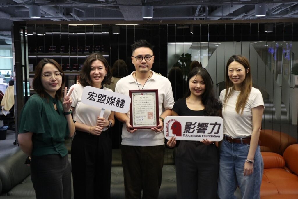 影響力教育基金會執行秘書Sherry(左1）、行銷總監Yasmine(右2）、PHD奇宏策略媒體總經理 Melissa (左2）、宏盟媒體Head of Communication & Talent Experience Tina (右1）共同頒發感謝狀予志氣影視創辦人吳政諺（David）導演（中），感謝其長期支持公益，協助以專業影像傳遞更多正向影響力。（圖/影響力教育基金會）