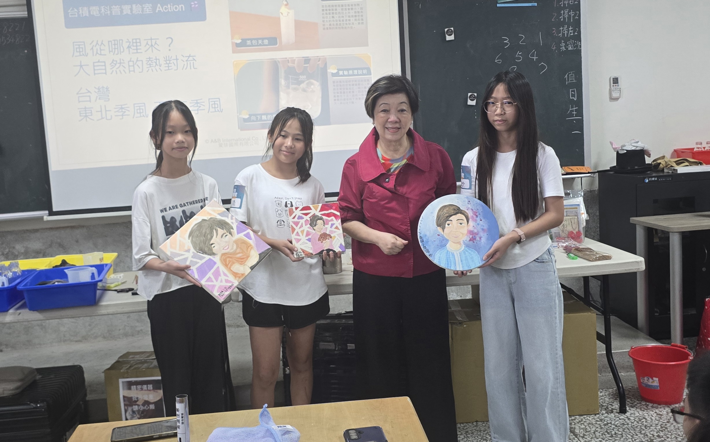 圖/雲林縣口湖鄉下崙國小同學將自己創作的畫像送給台積電慈善基金會張淑芬董事長。(台積電慈善基金會 提供)