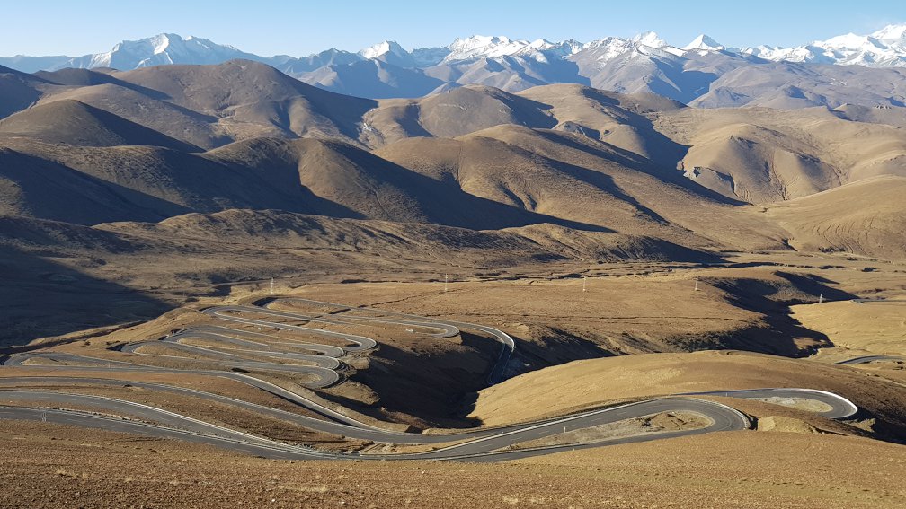 通往珠峰大本營的盤山公路，蜿蜒曲折，每個髮夾彎都是一次與自我對話(圖/吳秀君)