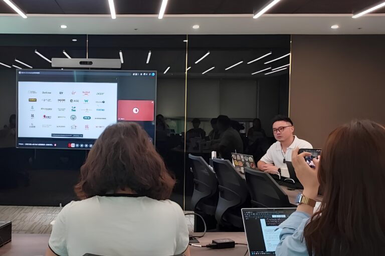 志氣影視創辦人吳政諺（David）導演於講座中分享品牌影像與合作案例，探討AI與短影音時代下，如何透過影像建立品牌記憶點與信任感。（圖/影響力教育基金會）