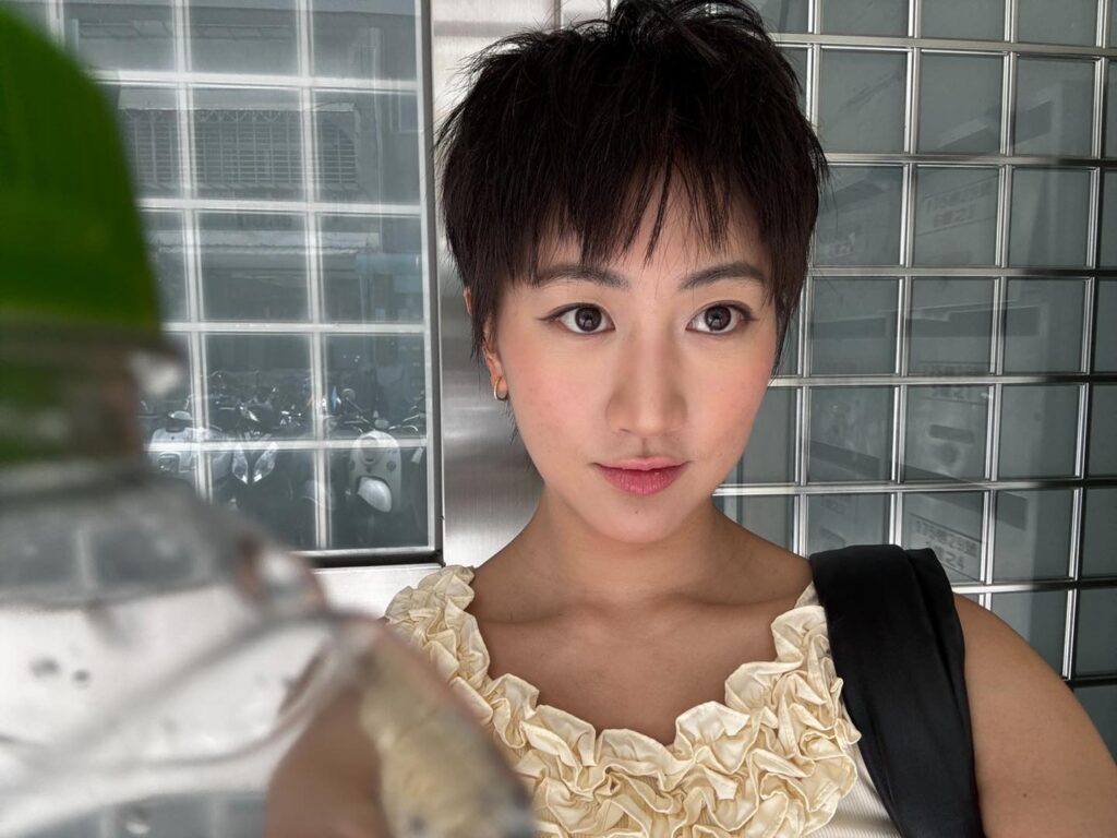侯塞蕾新髮型相當短。（圖片來源：FB 侯昌明）