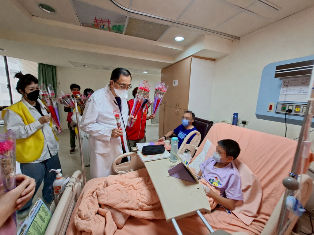 台北榮民總醫院暨台中童綜合醫院兒童醫學部黃碧桃醫師。（圖片來源：中華民國關懷心臟病童協會、新北市為世界點益盞燈愛心協會）