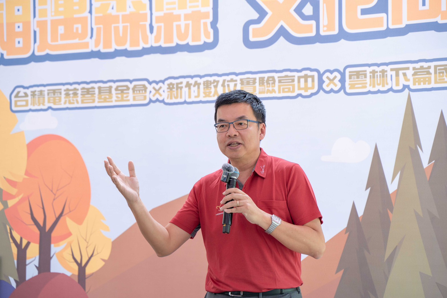 圖/台積電副總經理何軍認為，台積電不僅致力於半導體技術的突破，更將培育下一代科學人才視為己任。(台積電慈善基金會 提供)