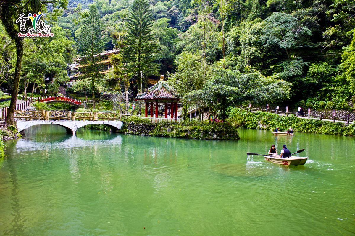 在山林湖泊間輕舟徐划，享受片刻靜謐(圖/雲仙樂園)